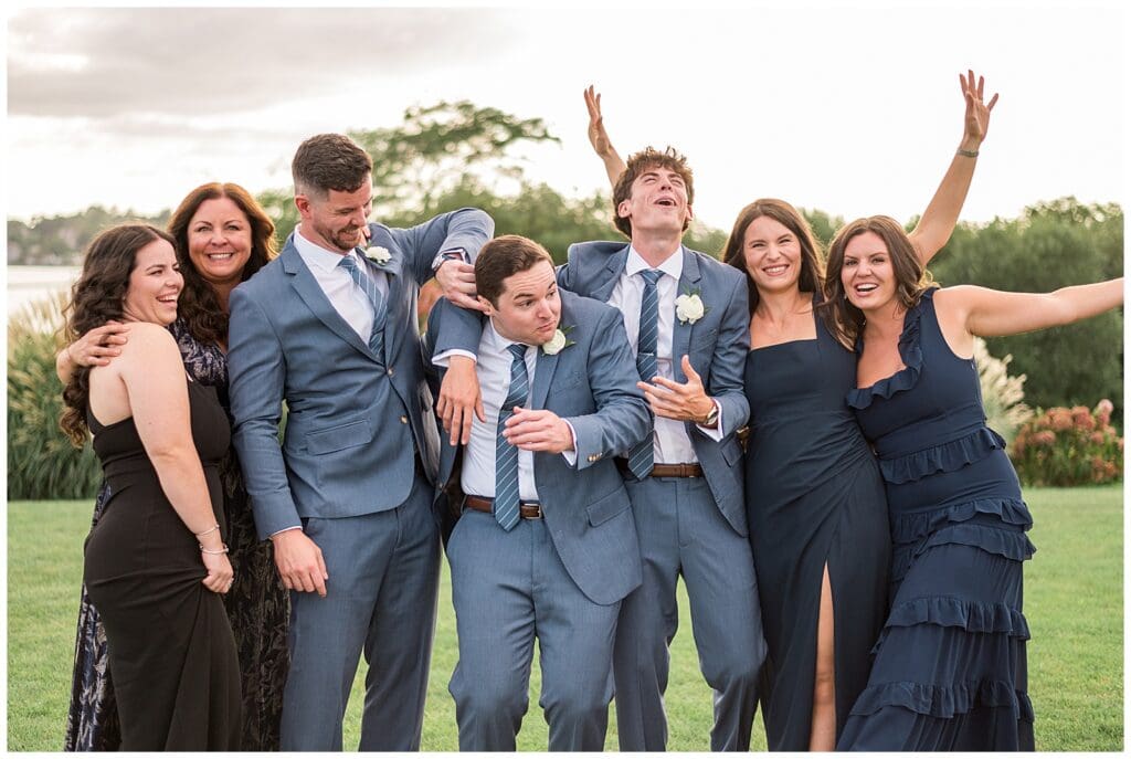 Funny wedding sibling photo